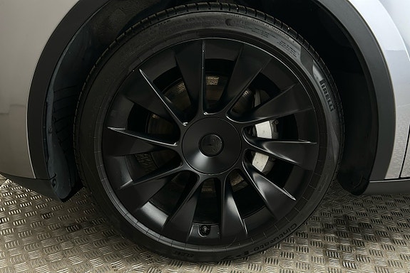 Tesla Model Y 10 of 25