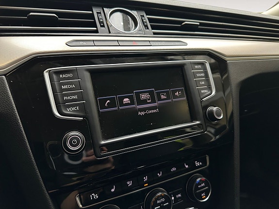 Volkswagen Passat 19 of 26