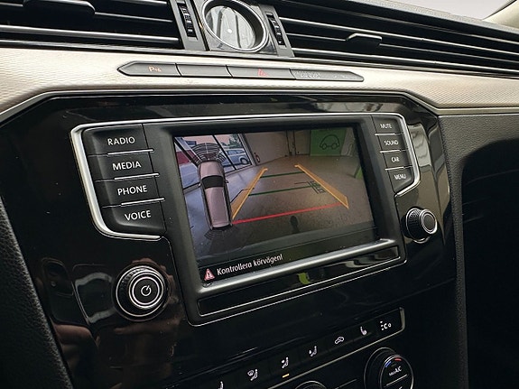 Volkswagen Passat 21 of 26