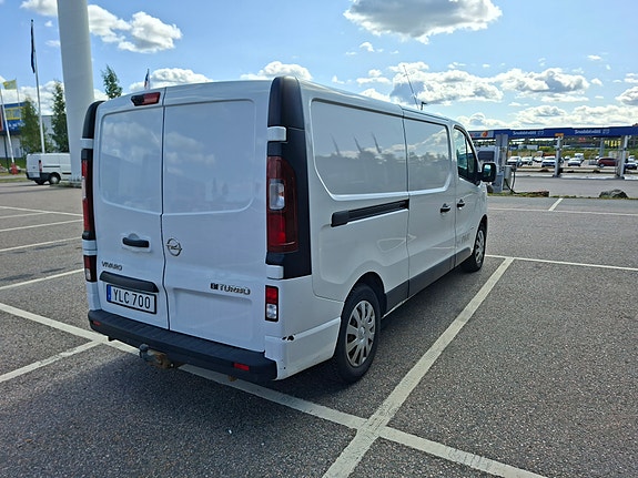 Opel Vivaro 3 of 9