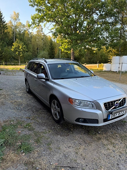 Volvo V70 2 of 10