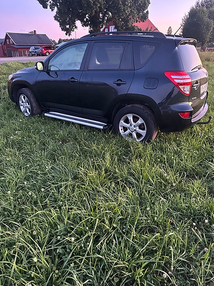 Toyota RAV4 3 of 4
