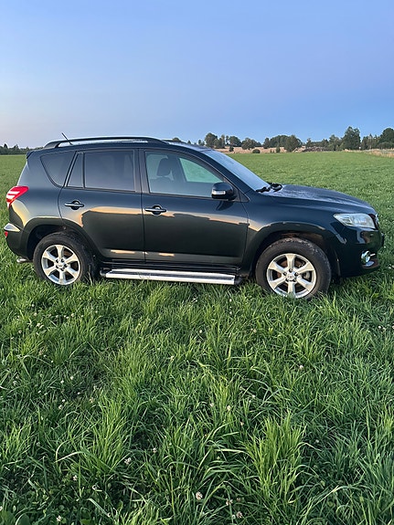 Toyota RAV4 2 of 4