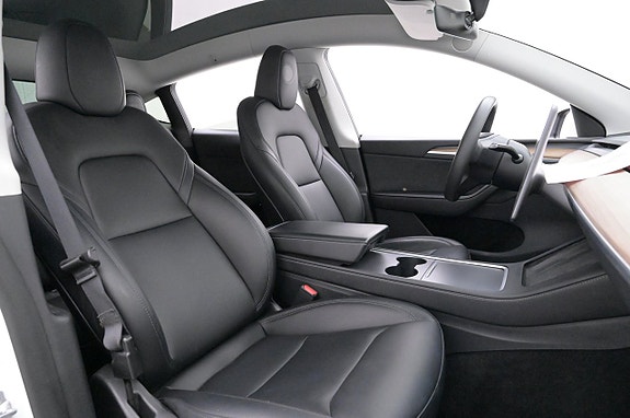 Tesla Model Y 12 of 27