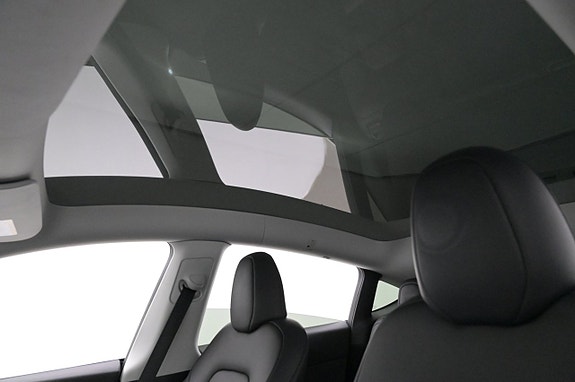 Tesla Model Y 25 of 27