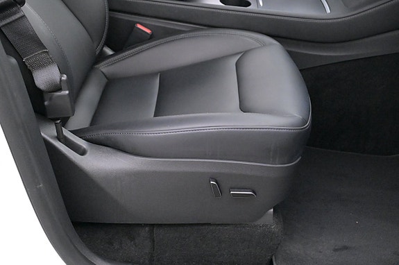Tesla Model Y 13 of 27
