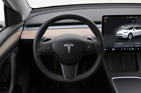 Tesla Model Y 7 of 27