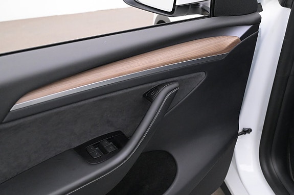 Tesla Model Y 10 of 27