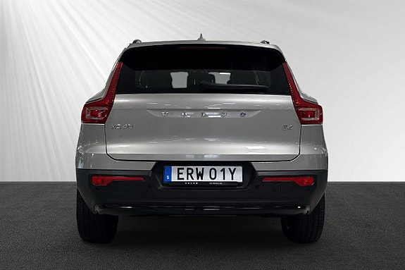 Volvo XC40 2 of 9