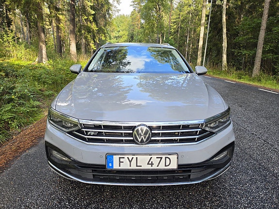 Volkswagen Passat 2 of 16