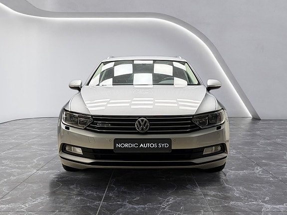 Volkswagen Passat 9 of 24