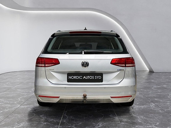 Volkswagen Passat 5 of 24