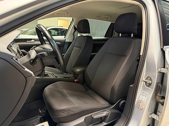 Volkswagen Passat 13 of 24