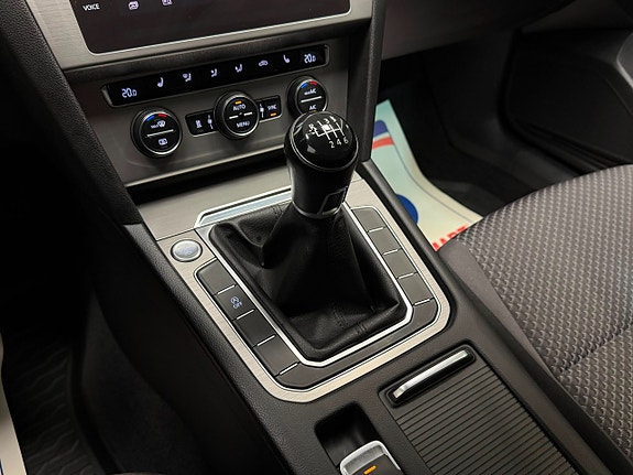 Volkswagen Passat 16 of 24