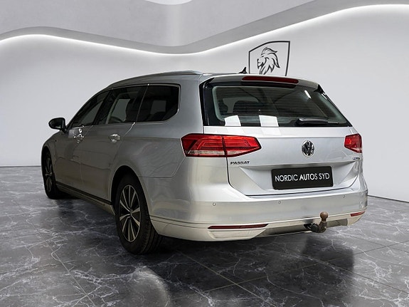 Volkswagen Passat 4 of 24
