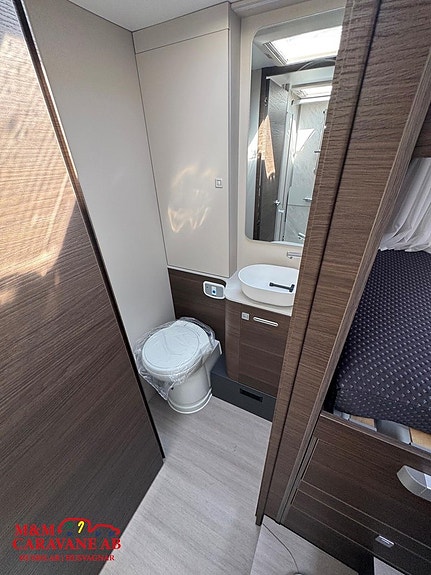 Adria MATRIX SUPREME 670 SL - 140HP 43H Långbädd 8 of 11