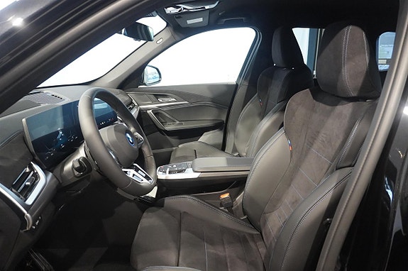 BMW iX1 4 of 9