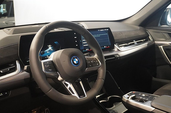 BMW iX1 2 of 9