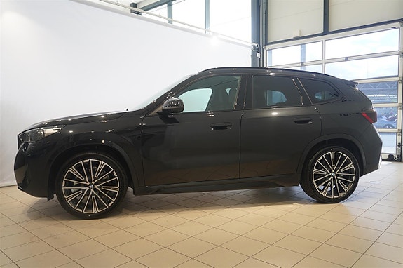 BMW iX1 3 of 9