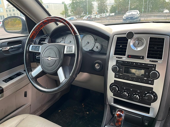 Chrysler 300C 2 of 11