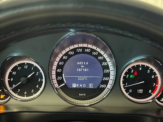 Mercedes-Benz E200 16 of 25