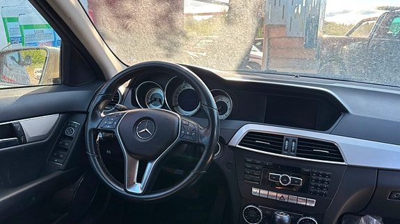 Mercedes-Benz C220 6 of 8
