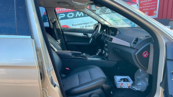 Mercedes-Benz C220 8 of 8