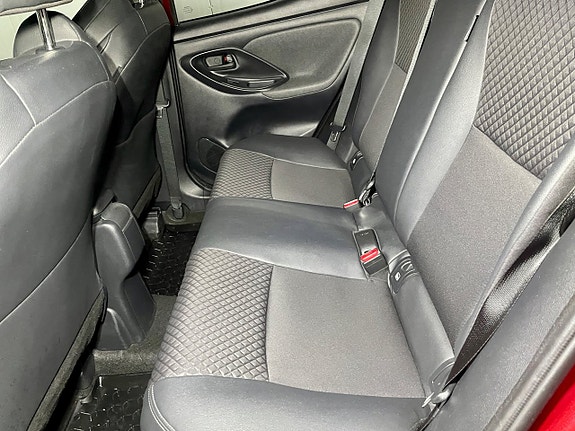 Toyota Yaris 8 of 18