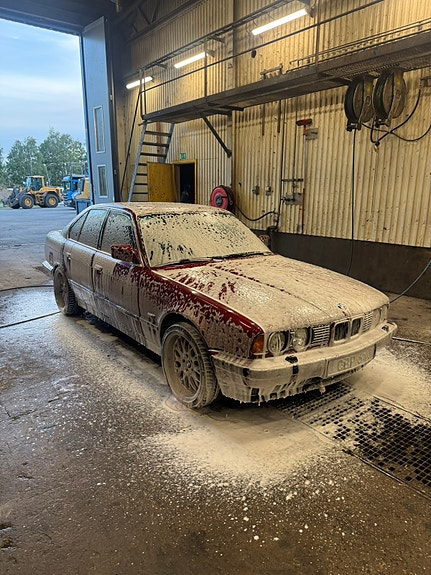 BMW 520i 3 of 5