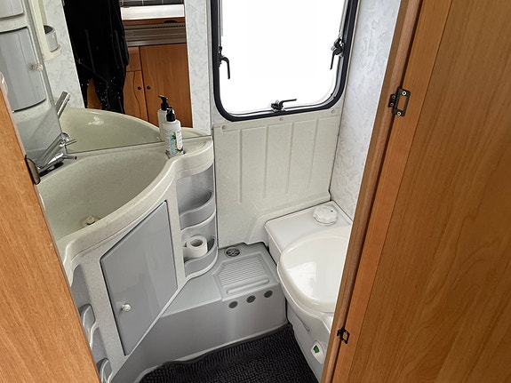Adria Unica 562 lu 3 of 6