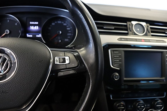 Volkswagen Passat 9 of 14