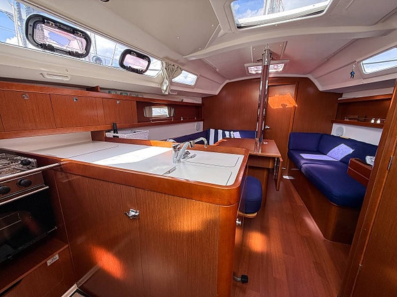 Beneteau Oceanis 34 5 of 12