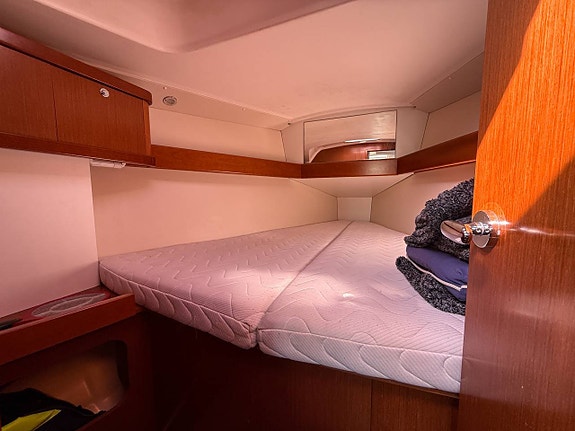 Beneteau Oceanis 34 9 of 12