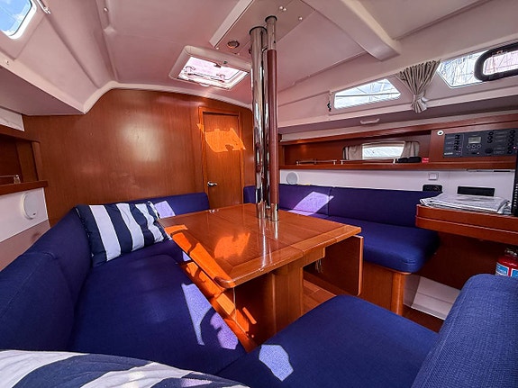 Beneteau Oceanis 34 7 of 12