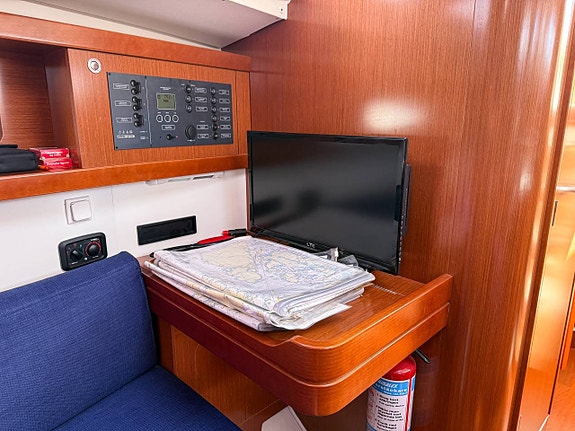 Beneteau Oceanis 34 8 of 12