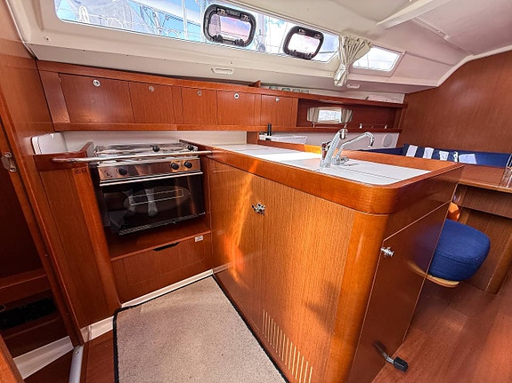 Beneteau Oceanis 34 6 of 12