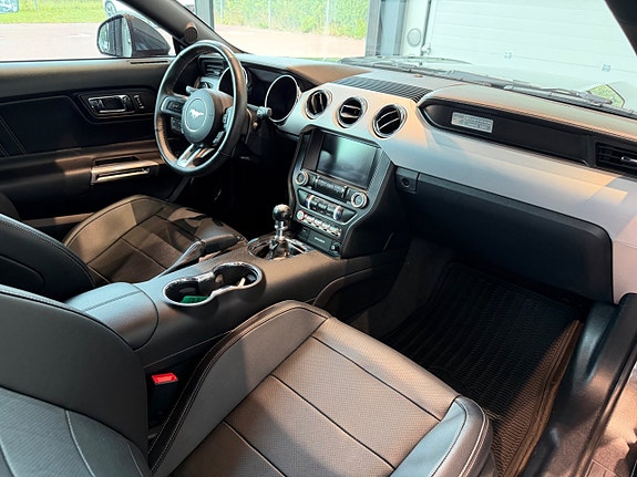 Ford Mustang 11 of 12