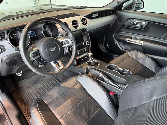 Ford Mustang 9 of 12