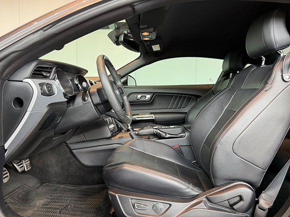 Ford Mustang 8 of 12