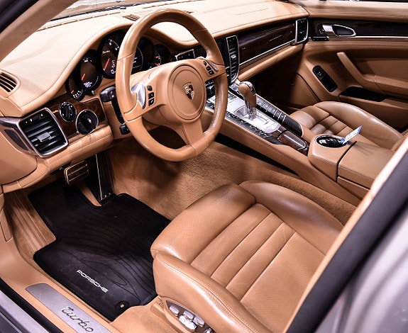 Porsche Panamera Turbo 24 of 30