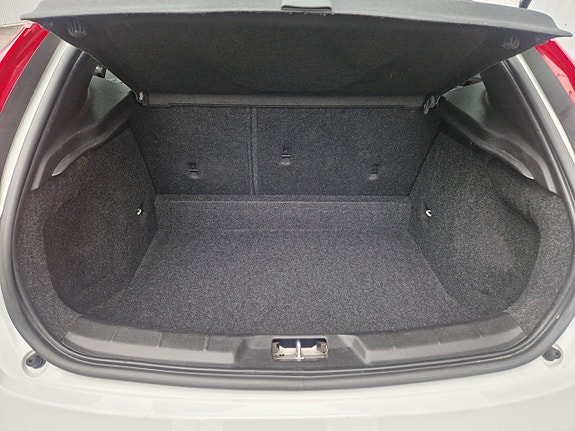 Volvo V40 12 of 16