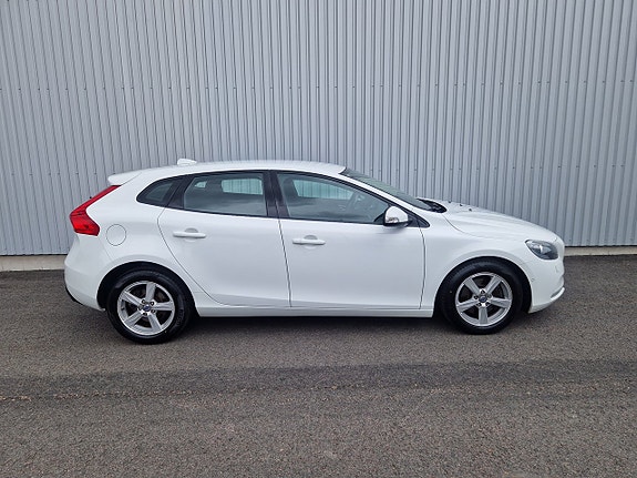 Volvo V40 2 of 16