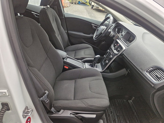 Volvo V40 8 of 16