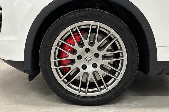 Porsche Cayenne Turbo 11 of 30