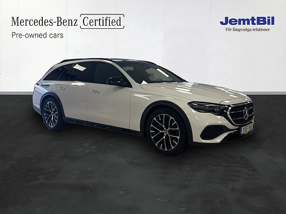 Mercedes-Benz E300 de 2 of 11