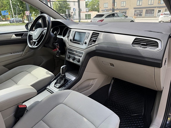 Volkswagen Golf Sportsvan 12 of 12