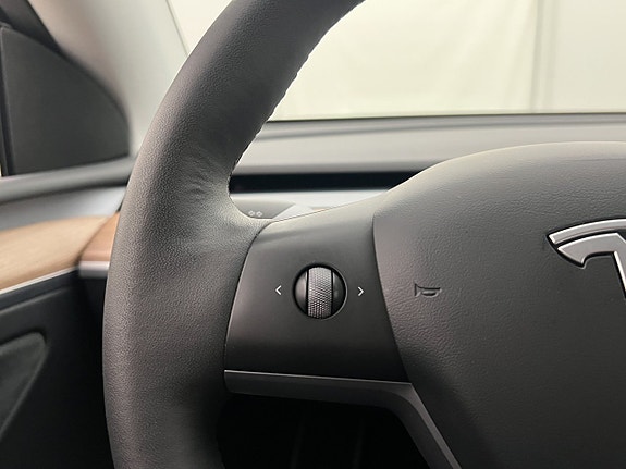 Tesla Model Y 15 of 30