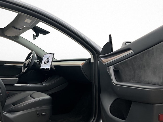 Tesla Model Y 28 of 30