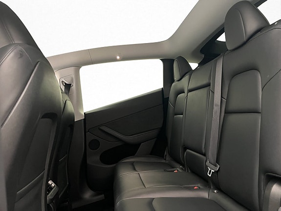 Tesla Model Y 29 of 30