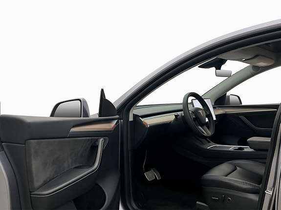 Tesla Model Y 11 of 30